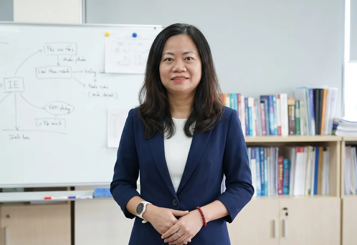 Giảng viên trong phòng thu, đang ghi hình bài giảng tiếng Trung